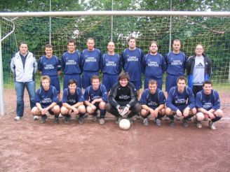 Die Mannschaft des letzten Relegationsspieles mit Trainer Peter Schuh (rechts) und dem zweiten Vorsitzenden des SV Ockfen, Thomas Benzm&uuml;ller (links)
